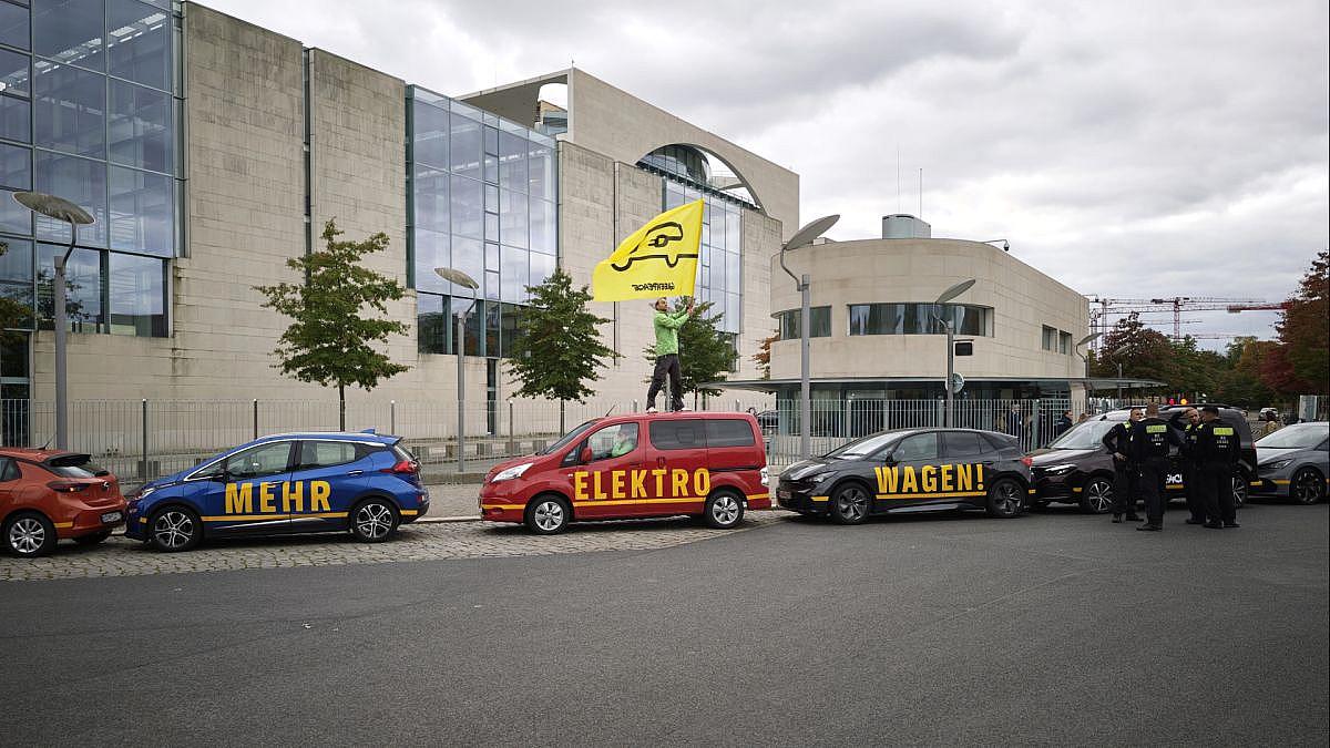 Greenpeace fordert schnellen Umstieg vor dem Kanzleramt