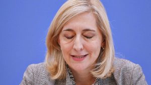 Bundesgesundheitsministerin Warken zu stabilen Kassenzusatzbeiträgen in Berlin