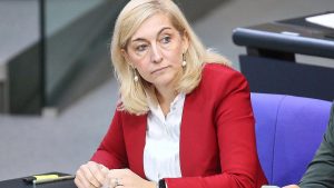 Juso-Chef kritisiert Gesundheitsministerin Nina Warken in Berlin scharf