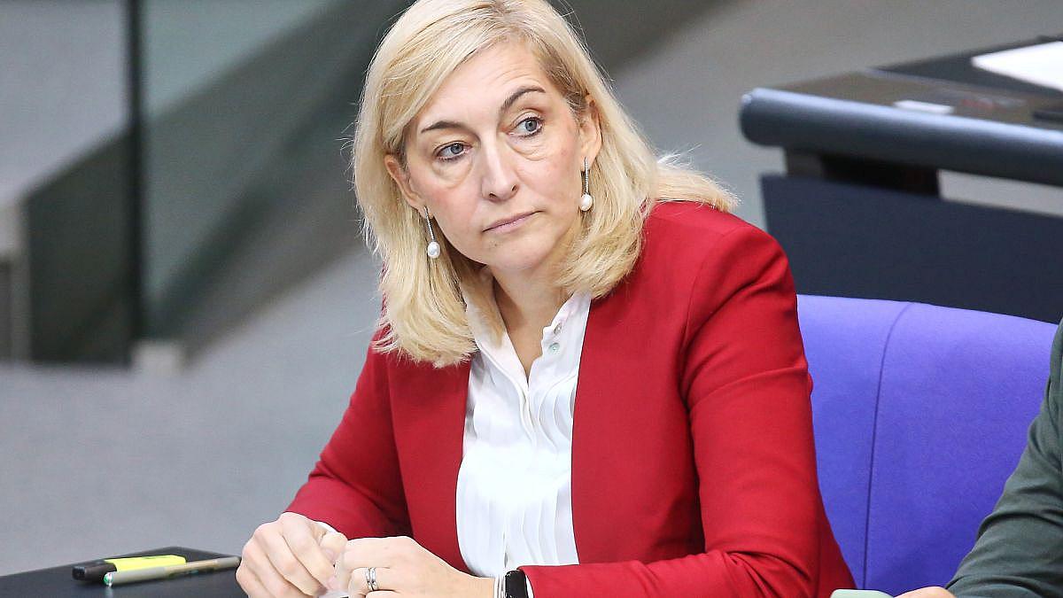 Juso-Chef kritisiert Gesundheitsministerin Nina Warken in Berlin scharf