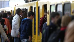 Liniennahverkehr 2024 in Deutschland: Weniger Fahrgäste, aber längere Wege