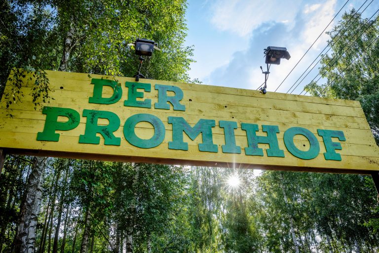 „Der Promihof“ startet heute bei RTLZWEI: 21 Stars, ein Hof – Stallgeruch, Streit, Strategie und der gnadenlose Kampf um 100.000 Euro