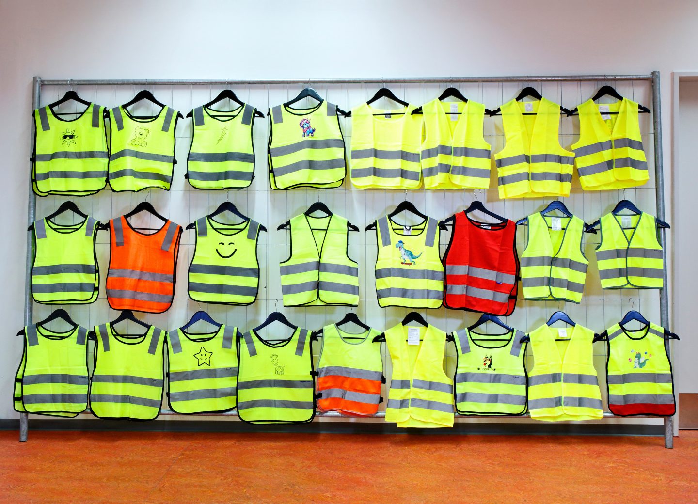 ADAC-Test schockiert: Diese Kinderwarnwesten bieten kaum Schutz – was Eltern vor dem Kauf wissen müssen