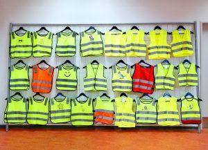 ADAC-Test schockiert: Diese Kinderwarnwesten bieten kaum Schutz – was Eltern vor dem Kauf wissen müssen