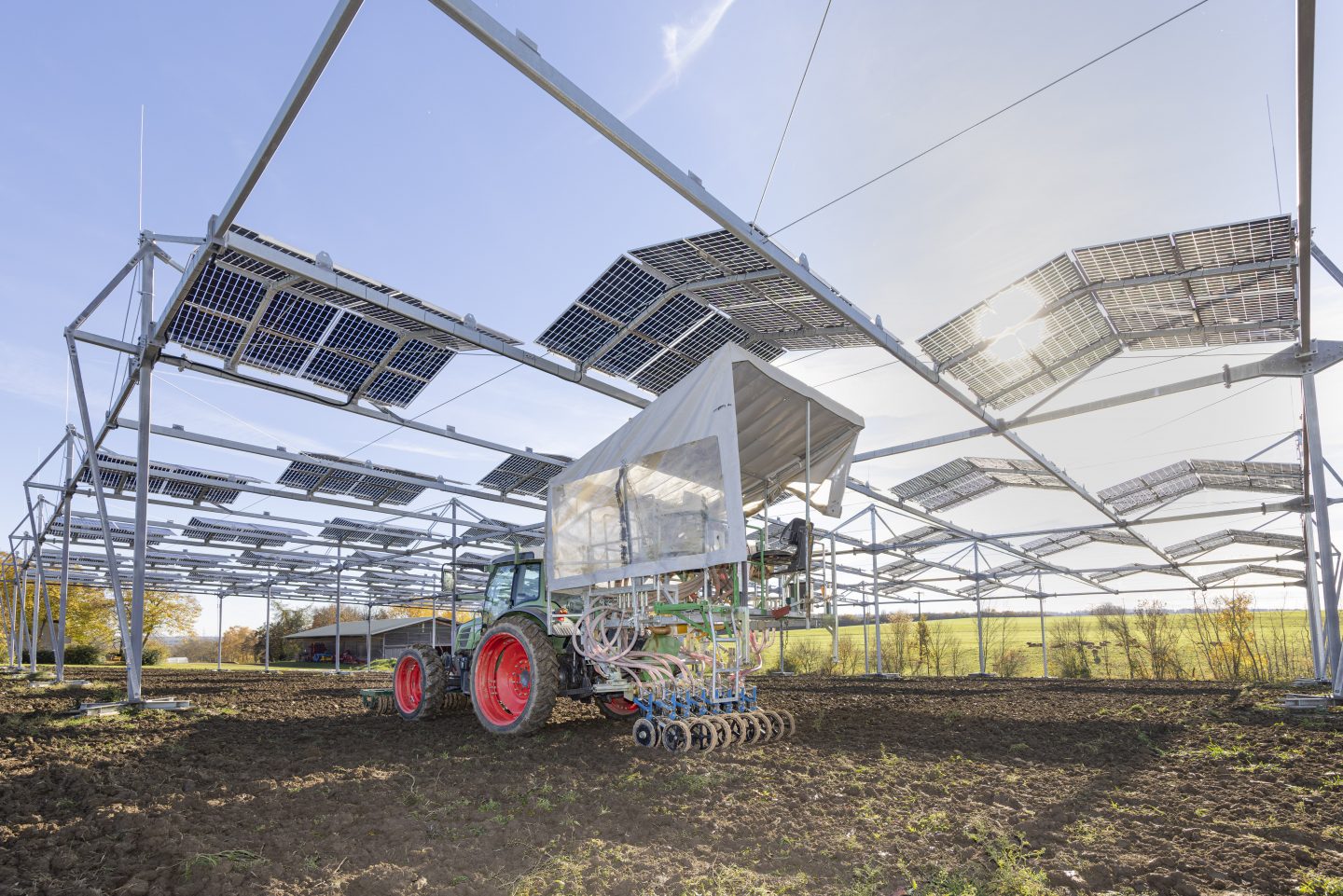 Sonne, Strom und Saat: Wie die neue Agri-Photovoltaik-Forschungsanlage in Baden-Württemberg die Landwirtschaft revolutionieren soll