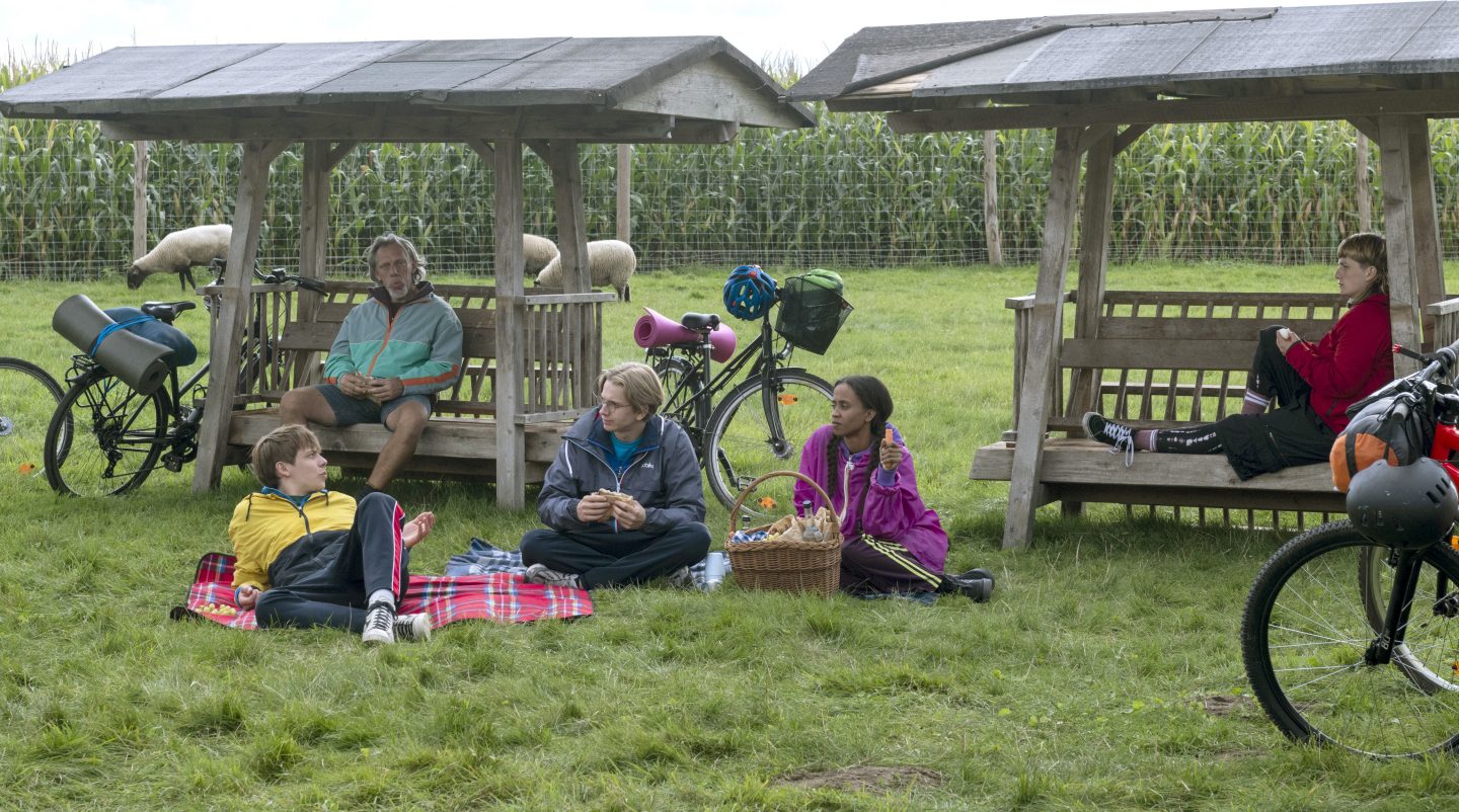 Anja Kling & Oliver Mommsen auf Klassenfahrt: „Schule am Meer – Küssen verboten“ sorgt für Lacher und Herzklopfen 3 Anja Kling & Oliver Mommsen auf Klassenfahrt: „Schule am Meer – Küssen verboten“ sorgt für Lacher und Herzklopfen 23 Schule am Meer Kuessen verboten
