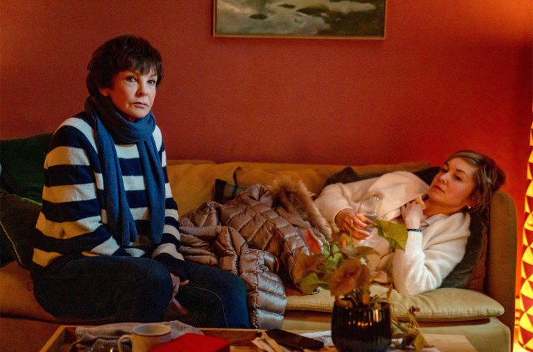 „Der Usedom-Krimi – Sturmtief“ heute im Ersten: Karin Lossow in Lebensgefahr – Fremde suchen Schutz im Haus Witt