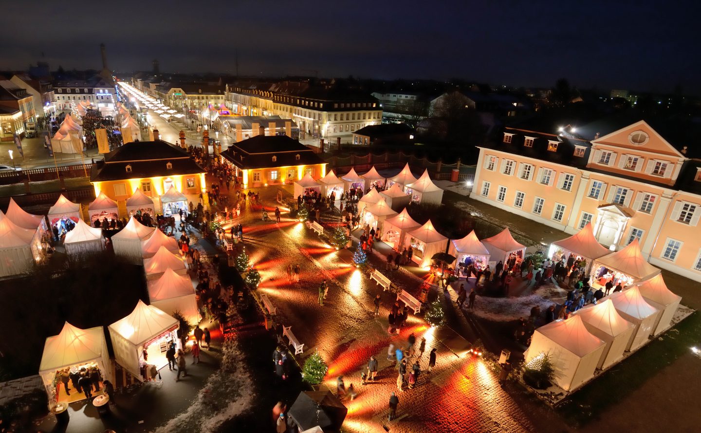 Schloss Schwetzingen im Adventszauber: Der 14. Kurfürstliche Weihnachtsmarkt startet 1 Schloss Schwetzingen im Adventszauber: Der 14. Kurfürstliche Weihnachtsmarkt startet 37 schwetzingen event weihnachtsmarkt foto ssz tobias schwerdt 2011 ssg pressebild