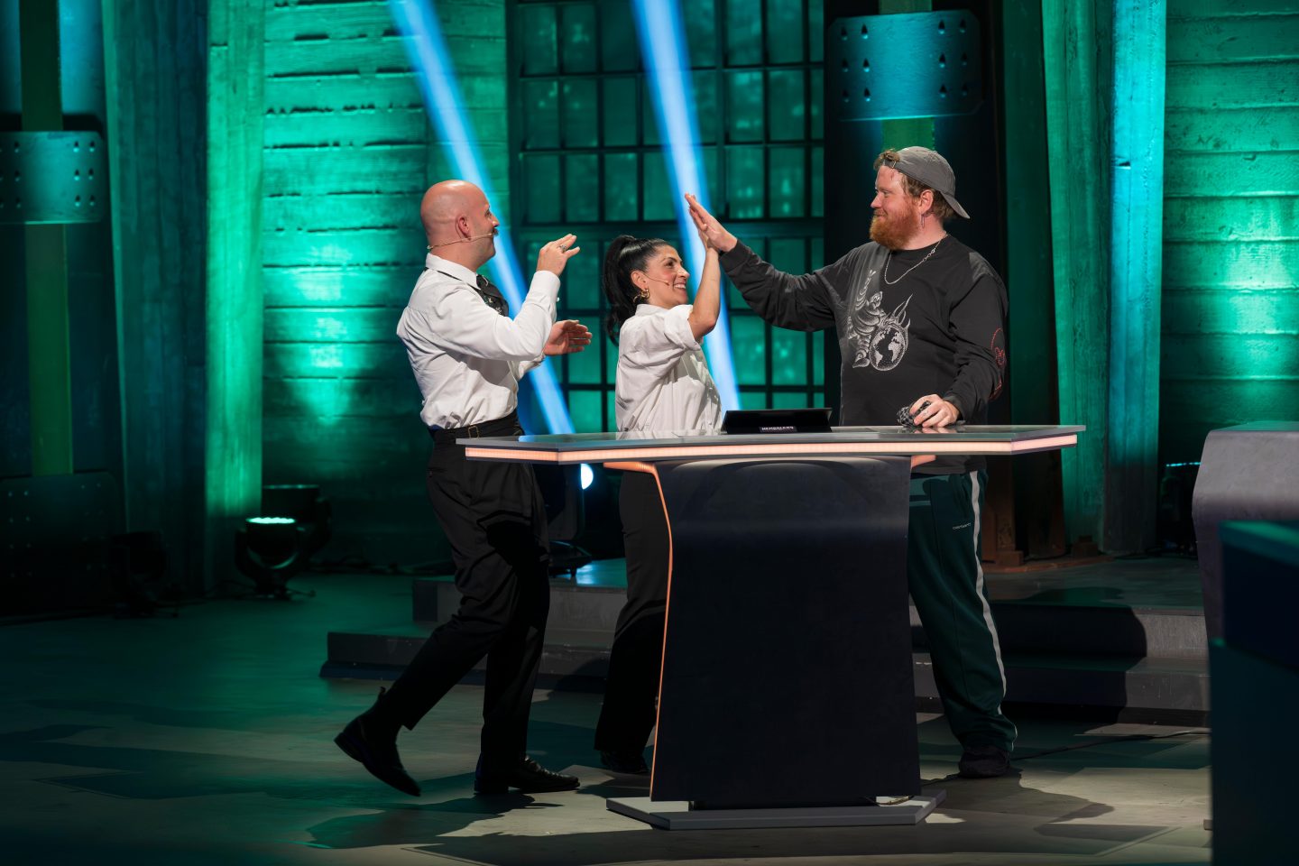 „Hensslers Dreamteam“: Heiße Pfannen, harte Sprüche – jetzt fliegen die Fetzen! Steffen Henssler trifft heute auf Elif Oskan, Markus Stöckle & Lukas Mraz 2 „Hensslers Dreamteam“: Heiße Pfannen, harte Sprüche – jetzt fliegen die Fetzen! Steffen Henssler trifft heute auf Elif Oskan, Markus Stöckle & Lukas Mraz 516B1 2