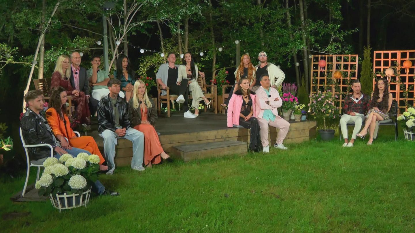 „Sommerhaus der Stars“: Wer ist raus? Doppel-Exit sorgt für Tränen und Zoff in Folge 8 2 „Sommerhaus der Stars“: Wer ist raus? Doppel-Exit sorgt für Tränen und Zoff in Folge 8 5504B 2