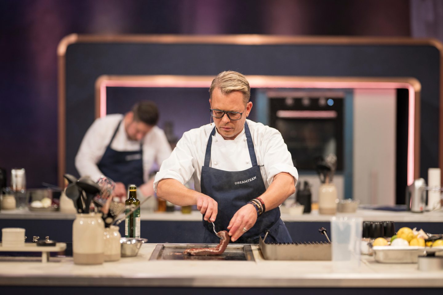 "Hensslers Dreamteam": Steffen Henssler verzweifelt im Finale – „Wir sind die drei dümmsten Köche“ 1 "Hensslers Dreamteam": Steffen Henssler verzweifelt im Finale – „Wir sind die drei dümmsten Köche“ 5EBA4