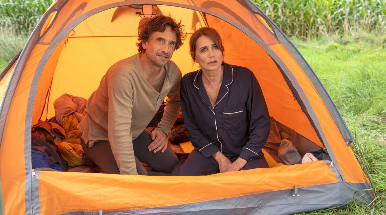 Anja Kling & Oliver Mommsen auf Klassenfahrt: „Schule am Meer – Küssen verboten“ sorgt für Lacher und Herzklopfen Anja Kling & Oliver Mommsen auf Klassenfahrt: „Schule am Meer – Küssen verboten“ sorgt für Lacher und Herzklopfen