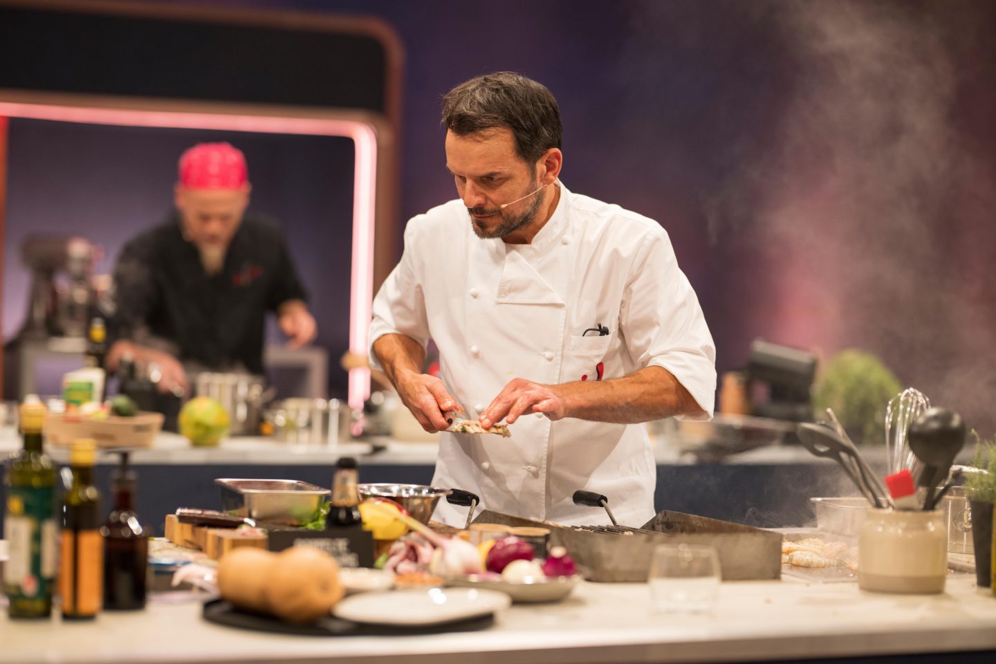 „Hensslers Dreamteam“: Heiße Pfannen, harte Sprüche – jetzt fliegen die Fetzen! Steffen Henssler trifft heute auf Elif Oskan, Markus Stöckle & Lukas Mraz
