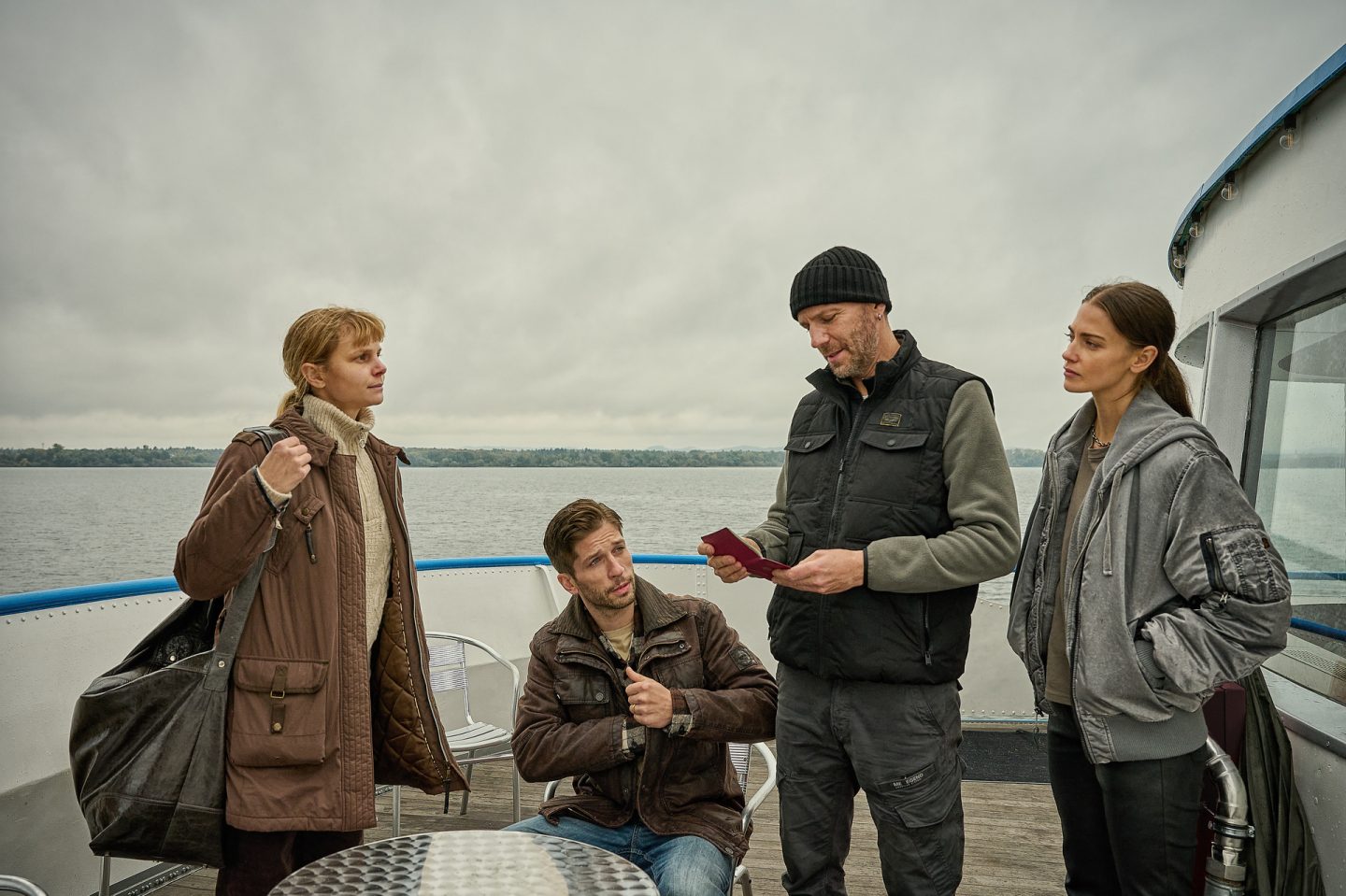 „Der Kommissar und der See – Das fremde Kind“: Ein Kind, ein Unfall, ein Geheimnis – so packend wird der neue Fall für Robert Anders 91352 1 3