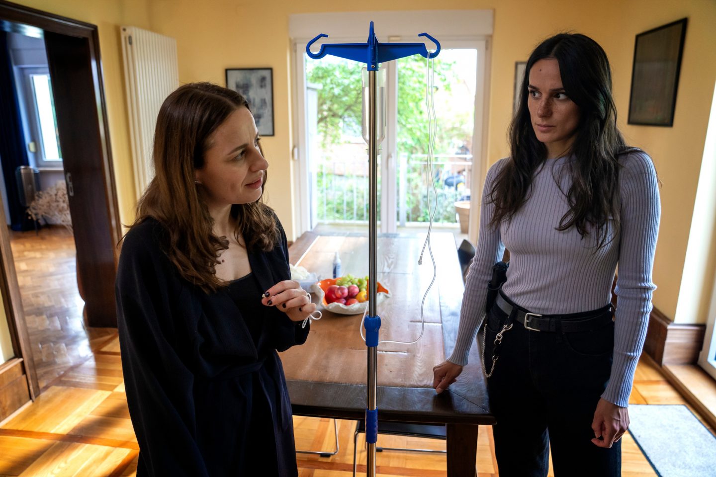 Jenseits der Spree: Lieferkosten inklusive: Ein toter Fahrer, ein scheinbar perfektes Viertel – und dunkle Geheimnisse hinter jeder Tür