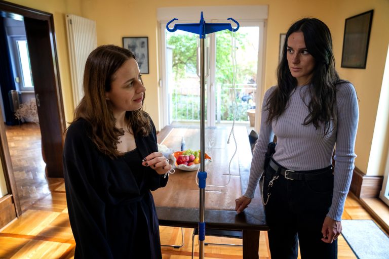 Jenseits der Spree: Lieferkosten inklusive: Ein toter Fahrer, ein scheinbar perfektes Viertel – und dunkle Geheimnisse hinter jeder Tür Jenseits der Spree: Lieferkosten inklusive: Ein toter Fahrer, ein scheinbar perfektes Viertel – und dunkle Geheimnisse hinter jeder Tür