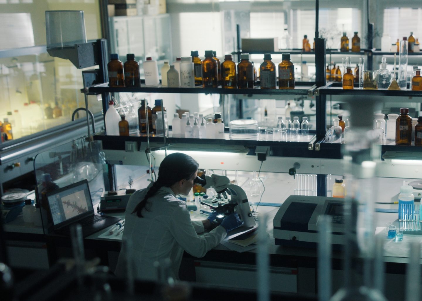 „Weiss & Morales – Unter der Oberfläche“ heute: Ein rätselhafter Tod, ein zerstörtes Vertrauen – und der letzte Fall für das Ermittlerduo Weiss & Morales 93836 3 15