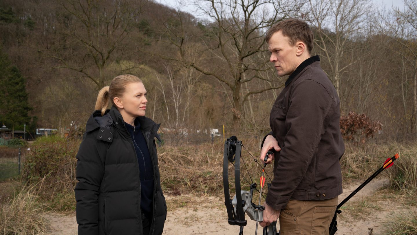 „Helen Dorn – Schuld und Sühne“:Mord, Macht und ein tödlicher Pfeil – so packend war der neue Samstagskrimi 94373 0 16