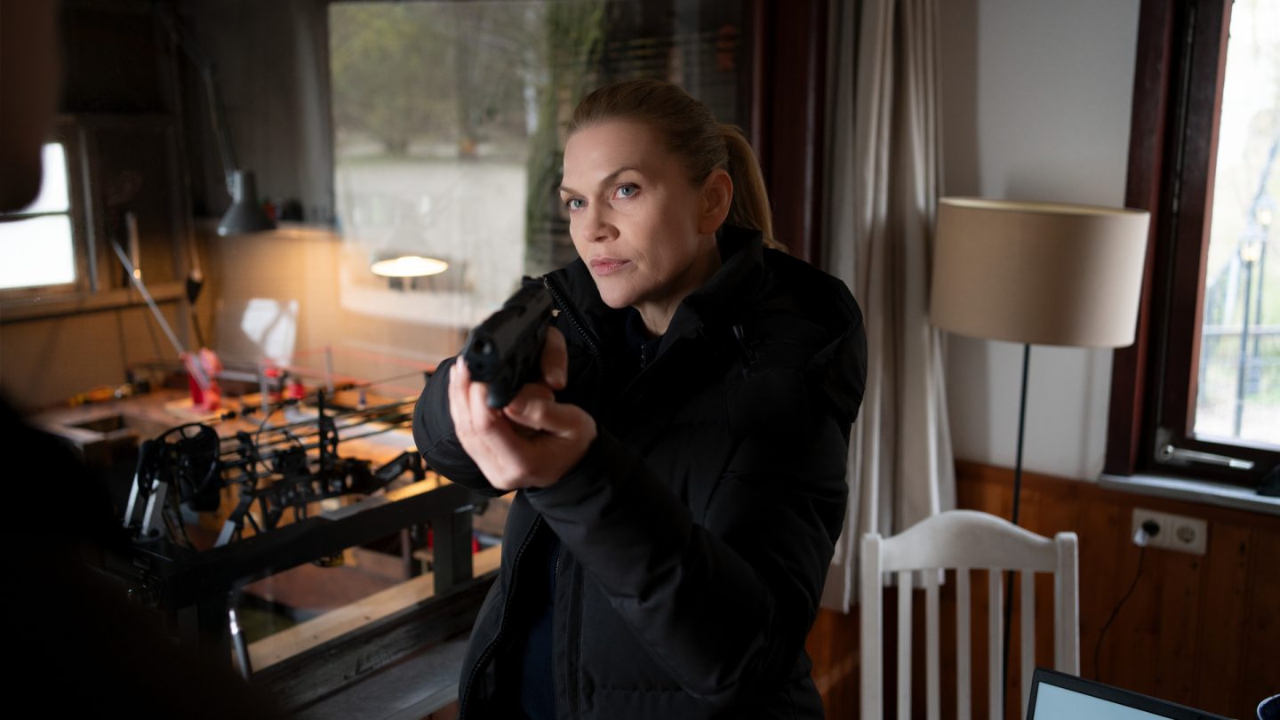 „Helen Dorn – Schuld und Sühne“:Mord, Macht und ein tödlicher Pfeil – so packend war der neue Samstagskrimi 94373 0 18