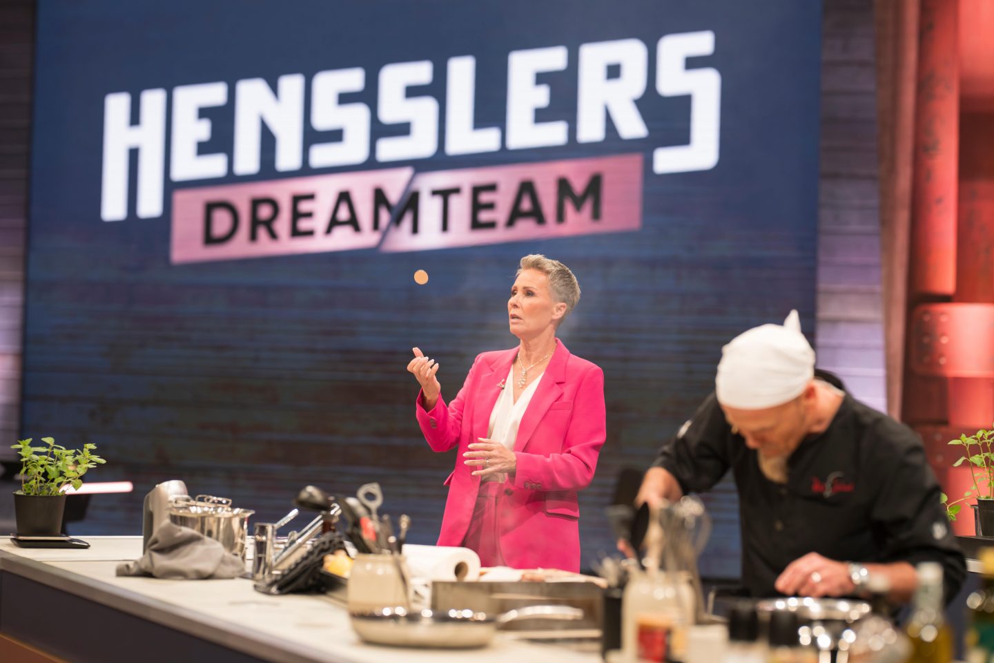 "Hensslers Dreamteam": Steffen Henssler verzweifelt im Finale – „Wir sind die drei dümmsten Köche“ 2 "Hensslers Dreamteam": Steffen Henssler verzweifelt im Finale – „Wir sind die drei dümmsten Köche“ B5F8F 1