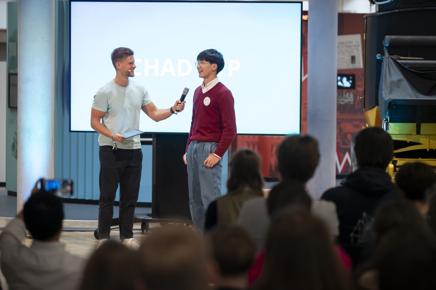 Bundeswettbewerb Künstliche Intelligenz: Junge KI-Talente überraschen mit mutigen Ideen – Hauptpreis geht nach Stralsund 1 Bundeswettbewerb Künstliche Intelligenz: Junge KI-Talente überraschen mit mutigen Ideen – Hauptpreis geht nach Stralsund BWKI2025 Preisverleihung Moderator Philip Haeusser mit Preistraeger Simon Ma