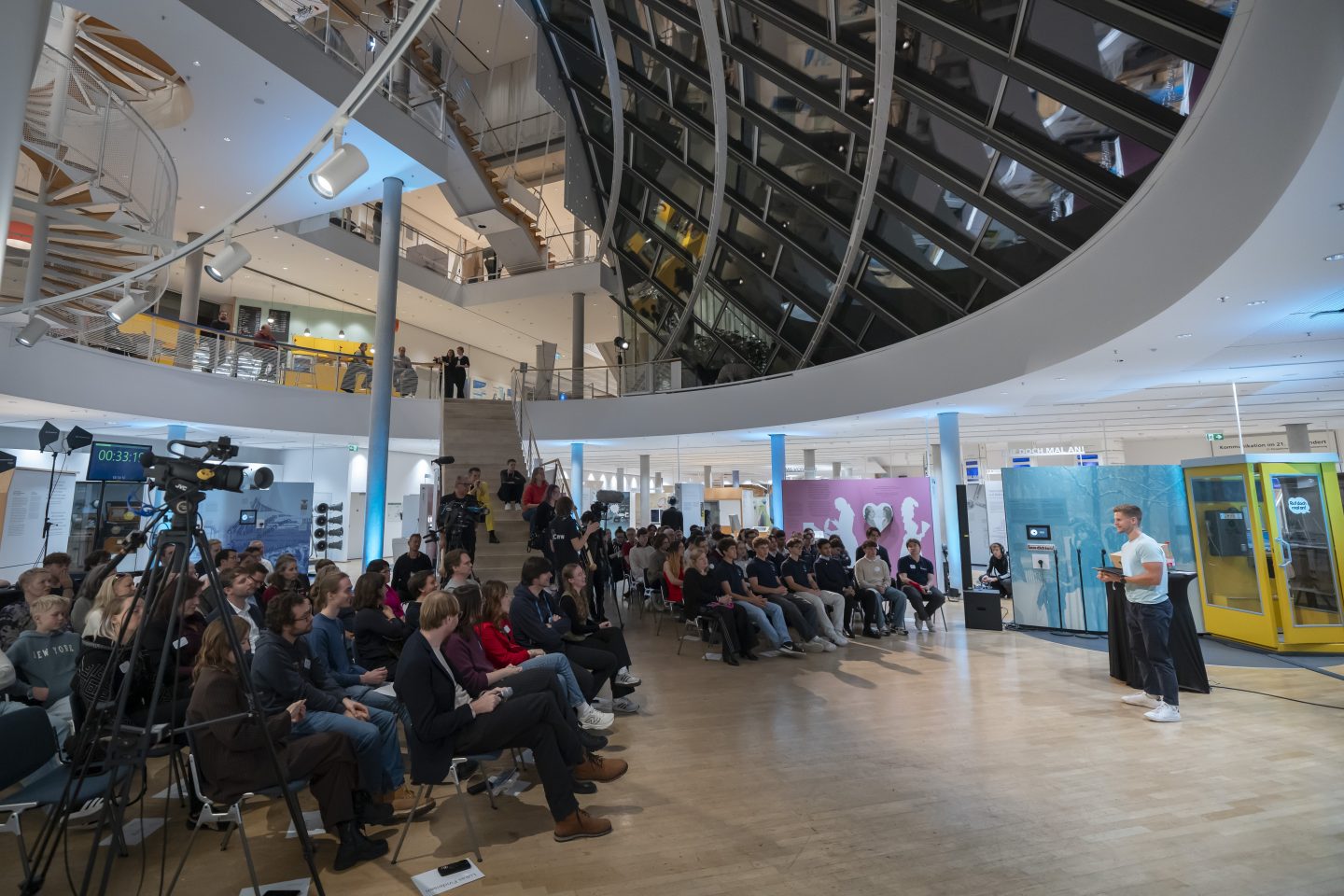 Bundeswettbewerb Künstliche Intelligenz: Junge KI-Talente überraschen mit mutigen Ideen – Hauptpreis geht nach Stralsund 3 Bundeswettbewerb Künstliche Intelligenz: Junge KI-Talente überraschen mit mutigen Ideen – Hauptpreis geht nach Stralsund BWKI2025 Preisverleihung Museum fuer Kommunikation 2 Moderation Philip Haeusser