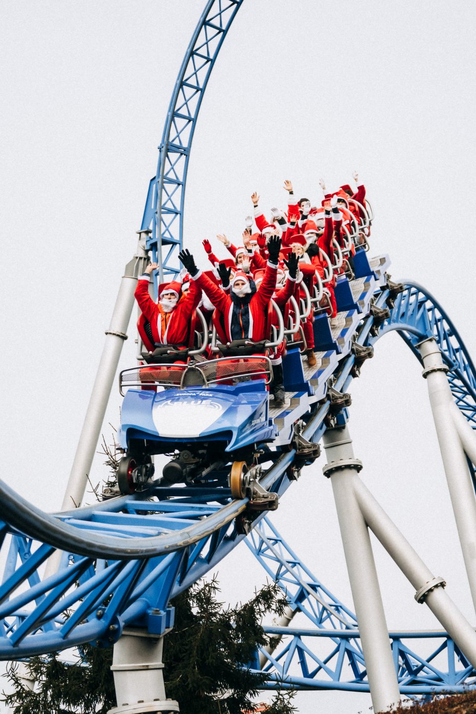 Deutschlands größtes Weihnachtsmann-Treffen in Baden-Württemberg läutet Wintersaison ein Bluefire 1