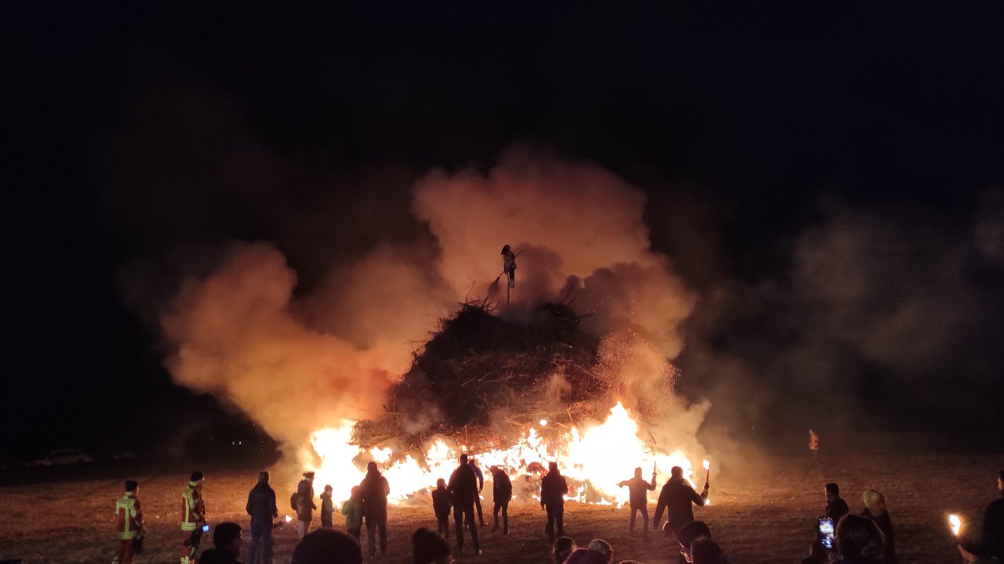 Licht und Schatten: Die 9 schönsten Lichterfeste & Feuerbräuche in Baden-Württemberg – Wo der Süden in Flammen erstrahlt 2 Licht und Schatten: Die 9 schönsten Lichterfeste & Feuerbräuche in Baden-Württemberg – Wo der Süden in Flammen erstrahlt Funkenfeuer cGemeinde Rietheim Weilheim