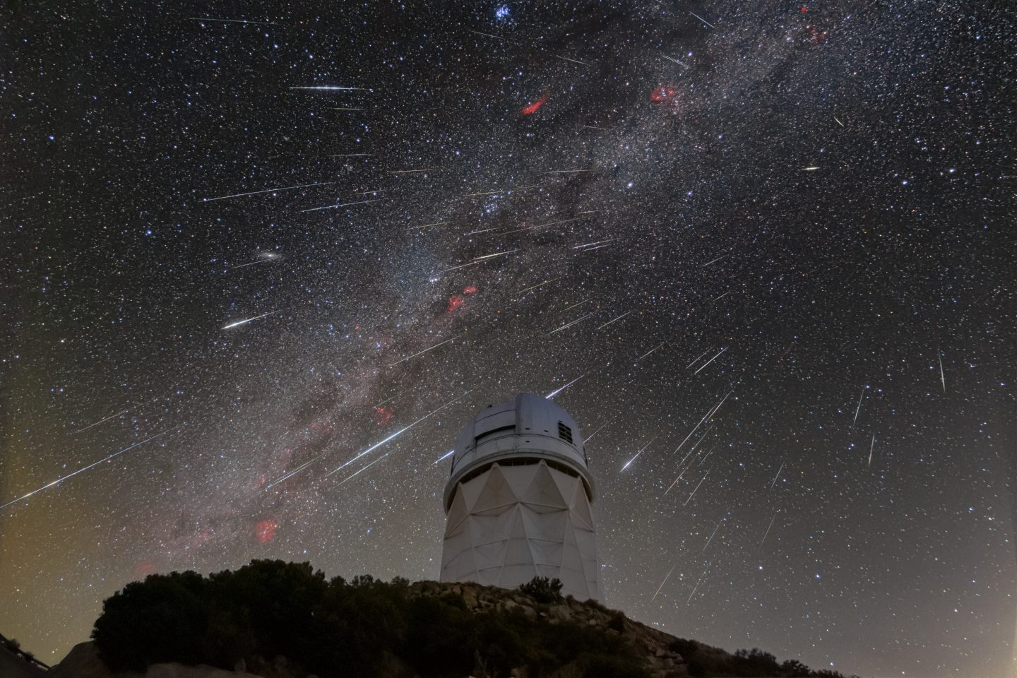 Magische Winternacht im Ländle: Der spektakulärste Sternschnuppen-Regen des Jahres verzaubert Baden-Württemberg Geminids Over Kitt Peak National Observatory iotw2352a