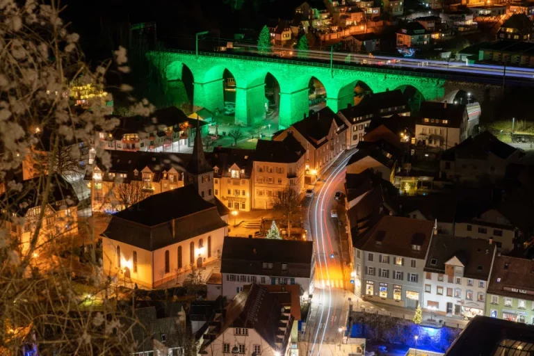 Alternative zur Ravennaschlucht: Der Hornberger Weihnachtsmarkt feiert Premiere unter dem Viadukt – und verzaubert Besucher mit Lichterglanz und Geschichte Alternative zur Ravennaschlucht: Der Hornberger Weihnachtsmarkt feiert Premiere unter dem Viadukt – und verzaubert Besucher mit Lichterglanz und Geschichte