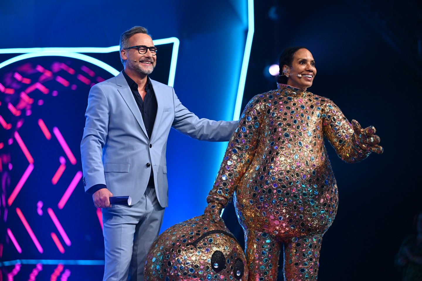 „The Masked Singer“ 2025 wer ist raus? Erste Enthüllung sorgt für Überraschung – SIE steckte im Smiley-Kostüm 2 „The Masked Singer“ 2025 wer ist raus? Erste Enthüllung sorgt für Überraschung – SIE steckte im Smiley-Kostüm Joyn TMS12 Show1 3300237