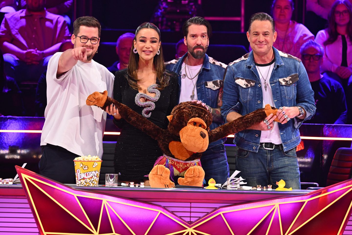 „The Masked Singer“: Wer ist raus? Zweite Enthüllung überrascht – Unter der Maske "Kiss" steckt ein echter Hollywood-Star 2 „The Masked Singer“: Wer ist raus? Zweite Enthüllung überrascht – Unter der Maske "Kiss" steckt ein echter Hollywood-Star Joyn TMS12 Show2 3306890