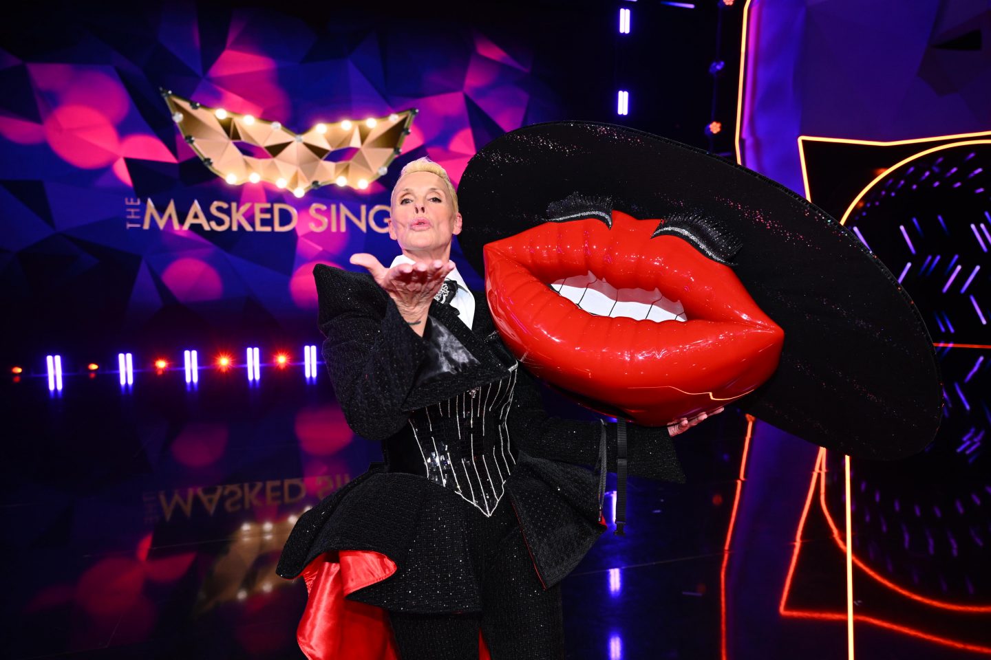 „The Masked Singer“: Wer ist raus? Zweite Enthüllung überrascht – Unter der Maske "Kiss" steckt ein echter Hollywood-Star 3 „The Masked Singer“: Wer ist raus? Zweite Enthüllung überrascht – Unter der Maske "Kiss" steckt ein echter Hollywood-Star Joyn TMS12 Show2 3306916