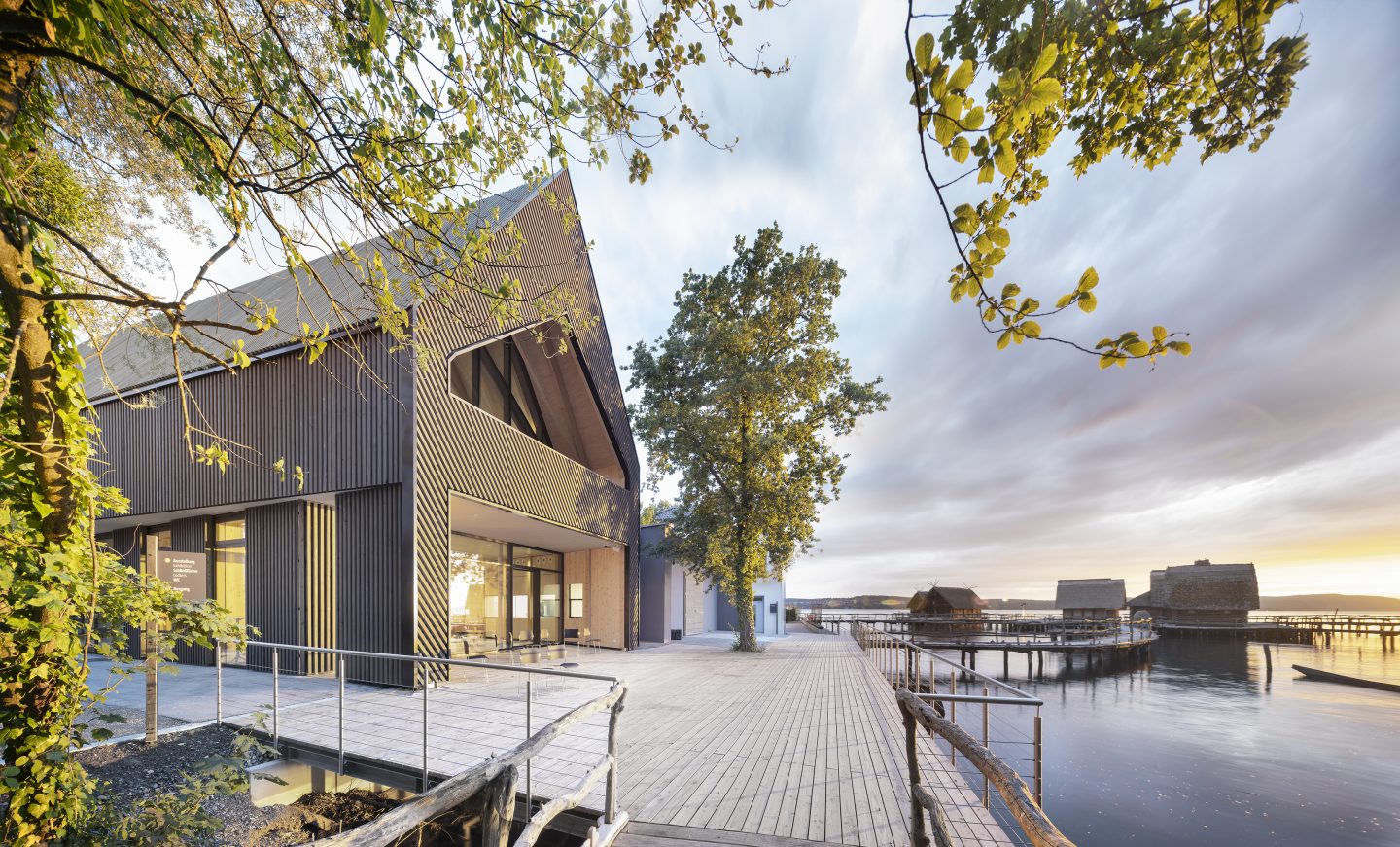 Winterführung in den Pfahlbauten Unteruhldingen: Geschichte erleben am Bodensee NeuesMuseumamSee Seeseite