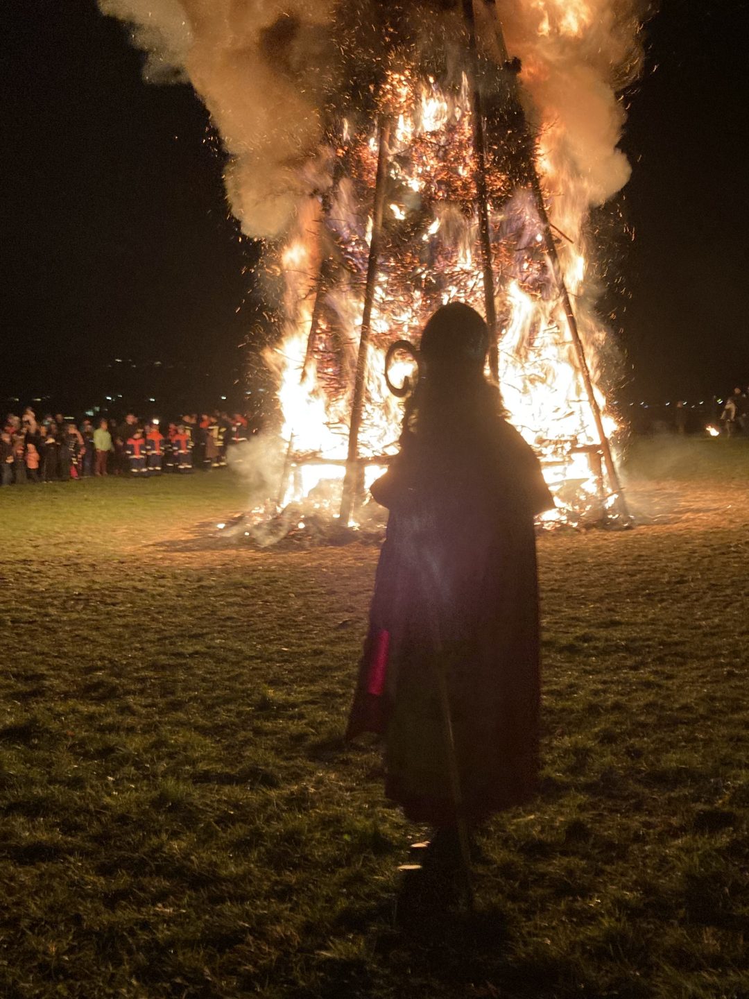 Licht und Schatten: Die 9 schönsten Lichterfeste & Feuerbräuche in Baden-Württemberg – Wo der Süden in Flammen erstrahlt 4 Licht und Schatten: Die 9 schönsten Lichterfeste & Feuerbräuche in Baden-Württemberg – Wo der Süden in Flammen erstrahlt Nikolausfeuer Hirrlingen Nikolaus cGemeinde Hirrlingen