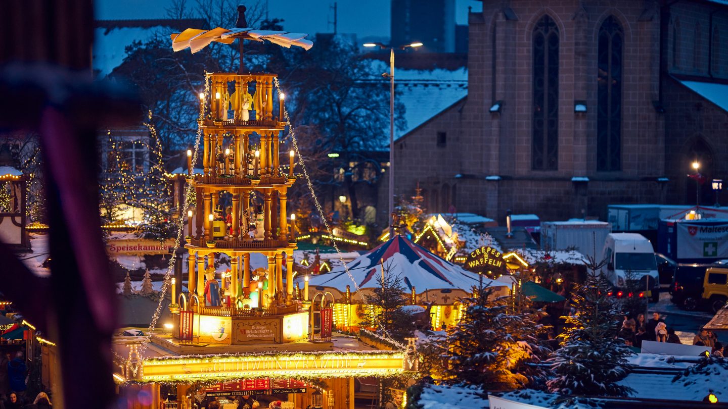 Einer der schönsten in Europa – dieser Weihnachtsmarkt in Baden-Württemberg begeistert mit Mittelalterflair Pyramide mit Dominikaner Kloster