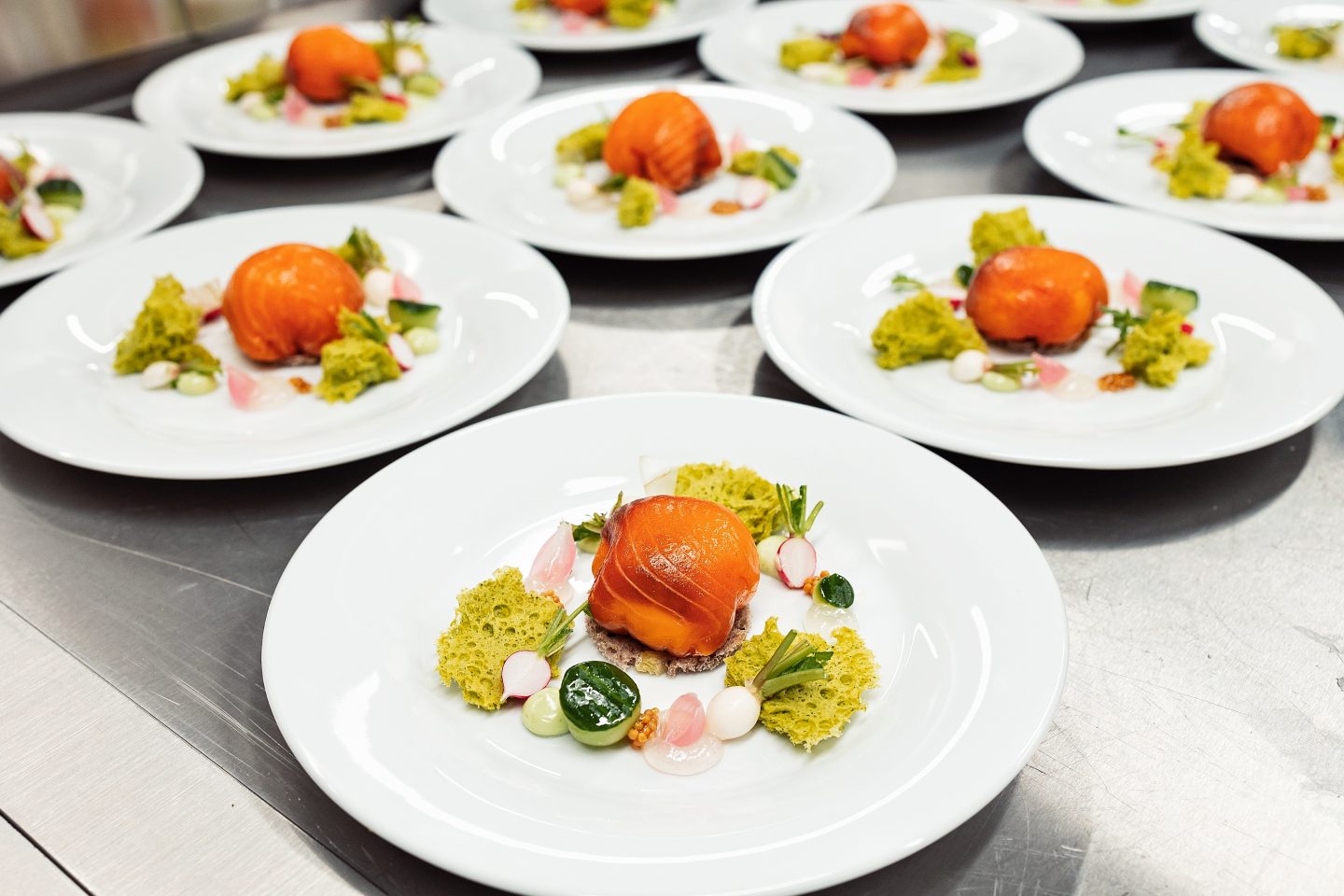 „Caterer des Jahres“: WildparkTaste holt erneut Branchenpreis – Spitzenküche im KSC-Stadion begeistert die Jury Wildlachs Praline I Meerrettichmousse I Gurkenbrot I eingelegte Senfsaat c Traube Group