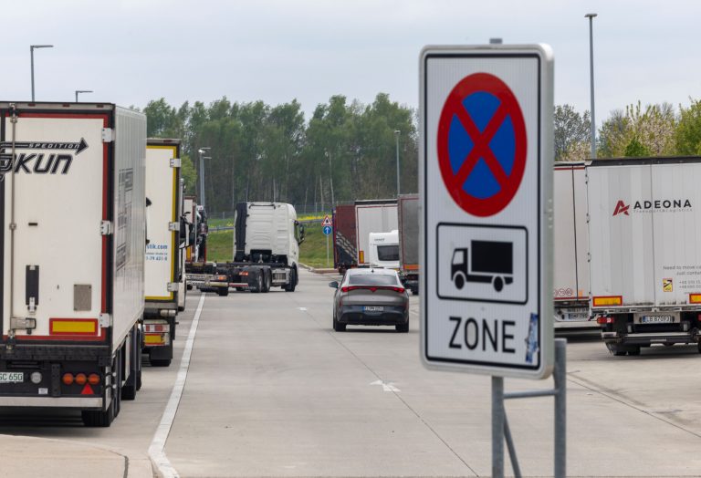 Fehlende Lkw-Stellplätze werden in Baden-Württemberg zum Sicherheitsrisiko: ADAC-Studie zeigt alarmierende Ergebnisse