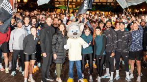 „PUMA Run Your City“ im Europa-Park: Konstanze Klosterhalfen läuft durch ein Meer aus Licht und Nebel