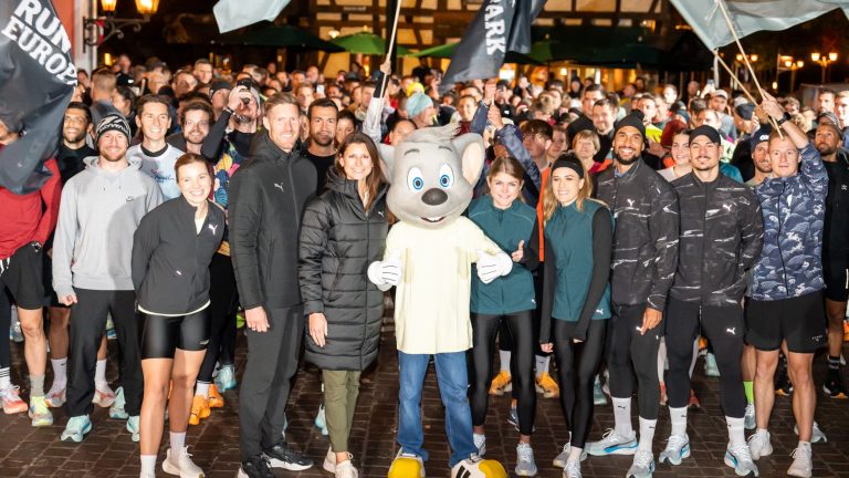 „PUMA Run Your City“ im Europa-Park: Konstanze Klosterhalfen läuft durch ein Meer aus Licht und Nebel „PUMA Run Your City“ im Europa-Park: Konstanze Klosterhalfen läuft durch ein Meer aus Licht und Nebel