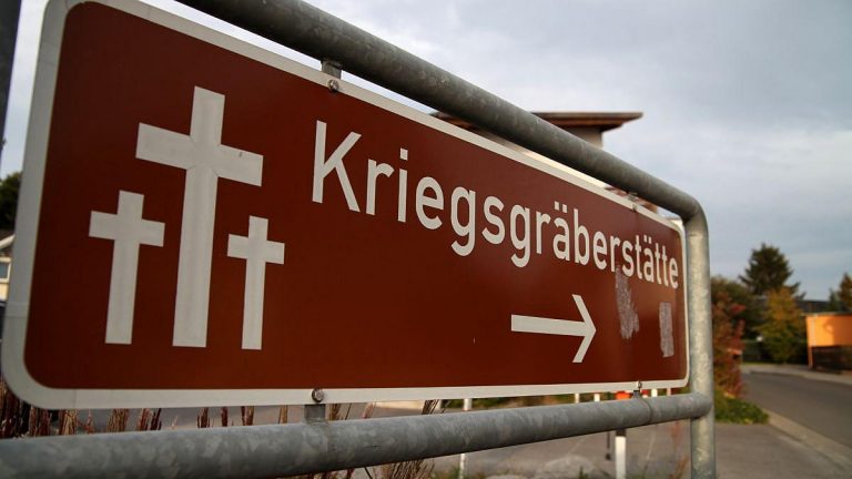 Kriegsgräberstätten am Volkstrauertag in Gefahr