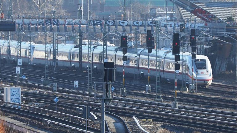 Fernverkehr der Deutschen Bahn in Deutschland: Pünktlichkeit auf historischem Tief im Oktober 2025