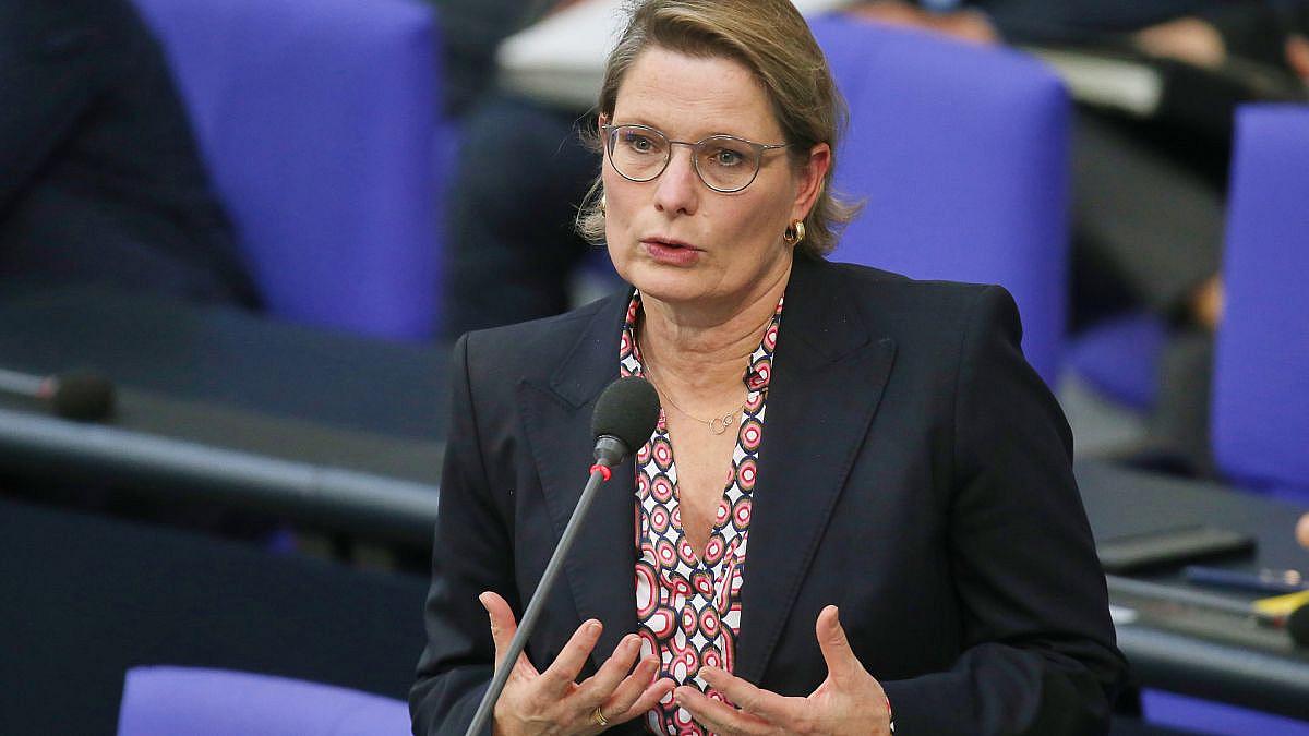 Bundesjustizministerin Hubig strebt höhere Strafen bei Vergewaltigung mit K.o.-Tropfen an