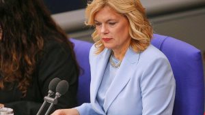 Bundestagspräsidentin Klöckner fordert in Berlin ein Ende des „kulturellen Rabatts“ bei Antisemitismus Bundestagspräsidentin Klöckner fordert in Berlin ein Ende des „kulturellen Rabatts“ bei Antisemitismus