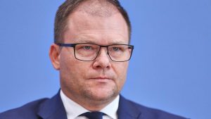 Umweltminister Schneider pocht in Belem auf klare Ausstiegspläne aus fossiler Energie