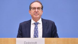 Berlin: Dobrindt kündigt Offensive gegen hybride Angriffe an