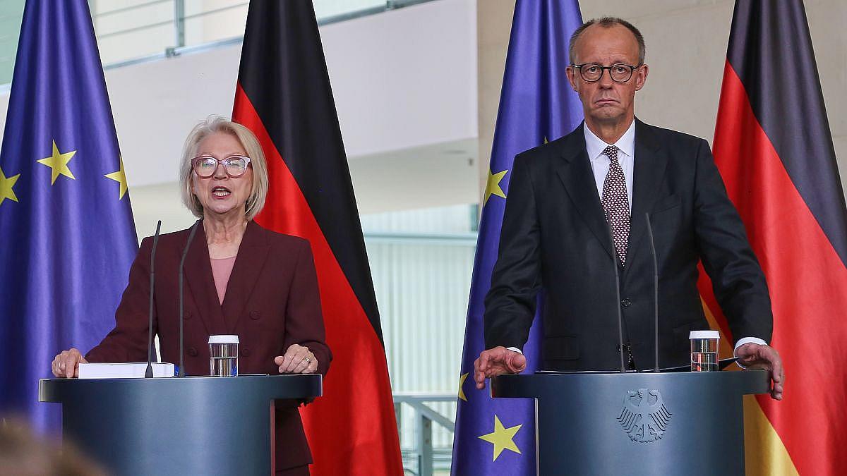 Wirtschaftsweise übergeben Jahresgutachten an Friedrich Merz in Berlin