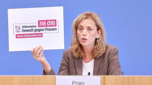 Bundesfrauenministerin Prien fordert entschlossenes Handeln gegen Femizide und Gewalt Bundesfrauenministerin Prien fordert entschlossenes Handeln gegen Femizide und Gewalt