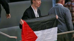 Pro-Palästina-Protest unterbricht Rede im Berliner Bundestag Pro-Palästina-Protest unterbricht Rede im Berliner Bundestag