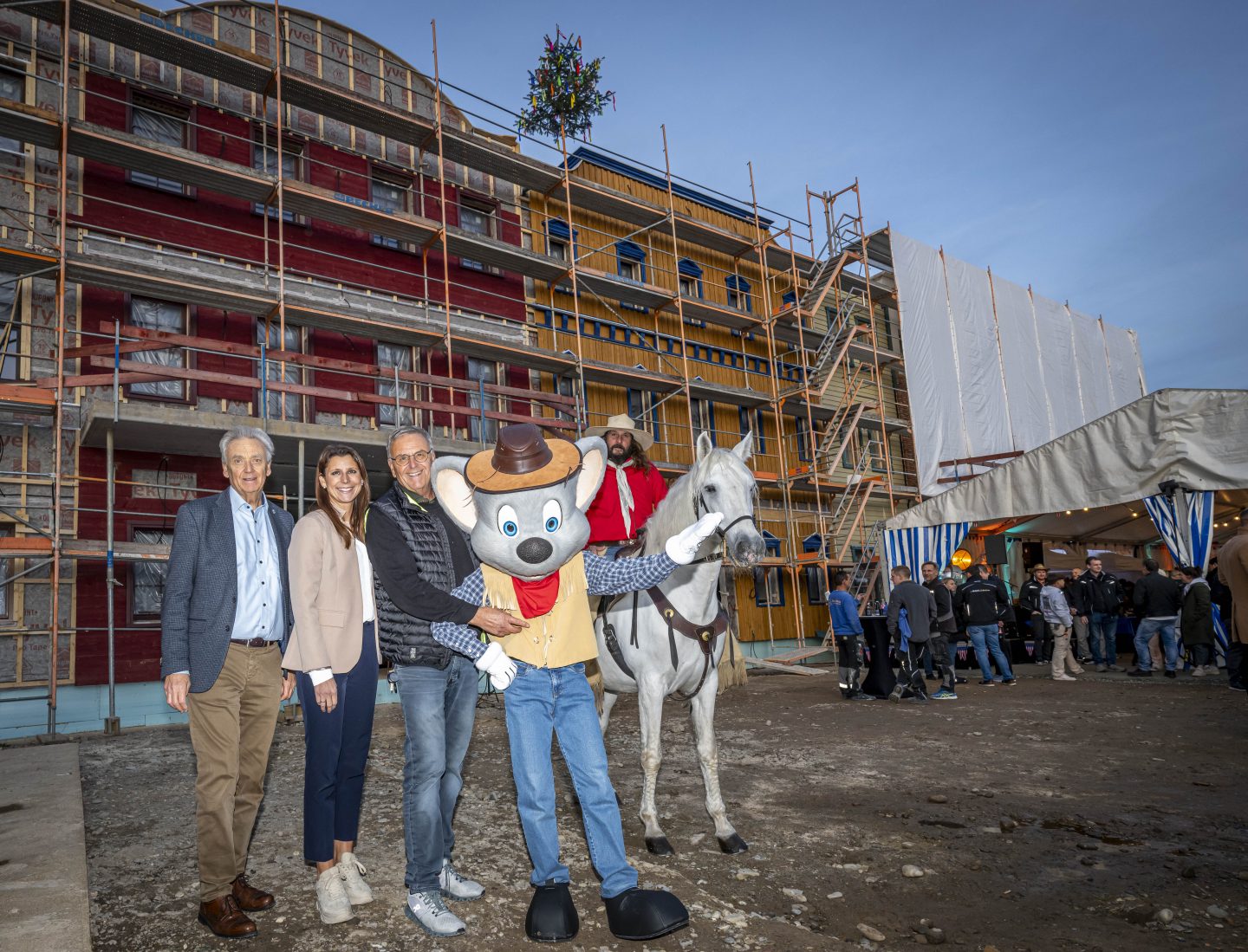 Meilenstein für Silver Lake City: Europa-Park feiert Richtfest der neuen „Riverside Western Lodge“ 2 Meilenstein für Silver Lake City: Europa-Park feiert Richtfest der neuen „Riverside Western Lodge“ md 1332719